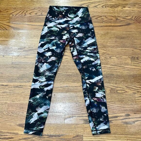 Lululemon Athletica Wonder Under Abstract Print Crop Leggings. Size 4.
Like new. - Picture 8 of 8